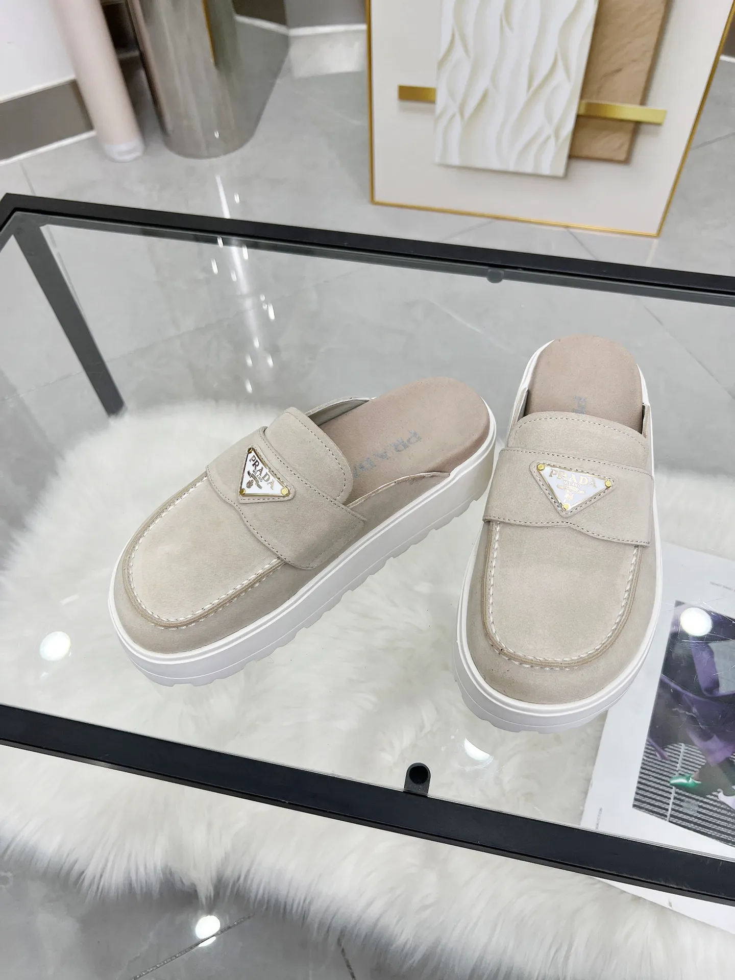 👟👟Ex-factory price 520👟👟 🌸Prada 2025 spring and summer new slippers 💫Velcro sandals The latest catwalk style, classic upgrades, both comfort and fashion. Each color combination looks good, and the design matches different style needs ✅Upper: original customized cowhide ✅Inner: original customized sheepskin lining, cowhide feet ✅Outsole: original molded anti-slip outsole ✅Number of codes: 35-40 (41 customized, non-refundable and non-exchangeable)